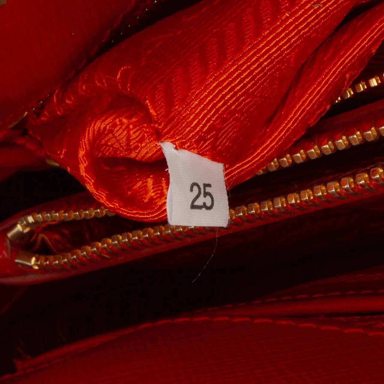 Thumbnail - Prada Hobo Bags - Medium Saffiano Vernice Promenade Satchel - Gr. unisize - in Orange - für Damen