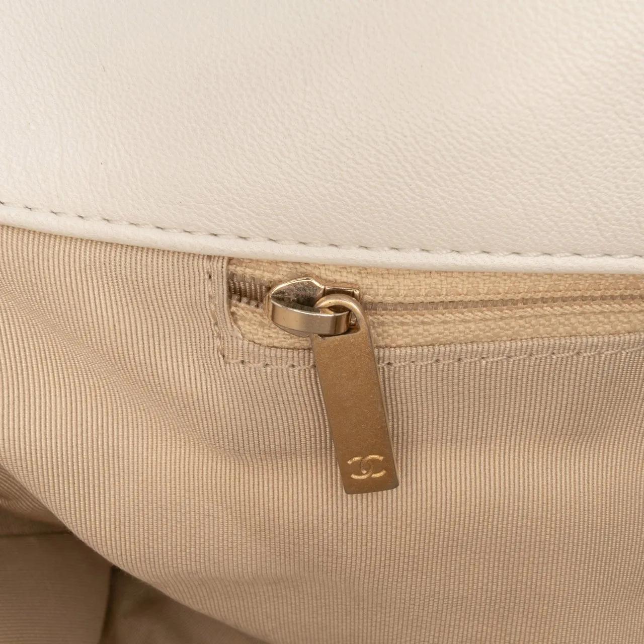 Thumbnail - Chanel Hobo Bags - Maxi Lambskin 19 Flap - Gr. unisize - in Weiß - für Damen