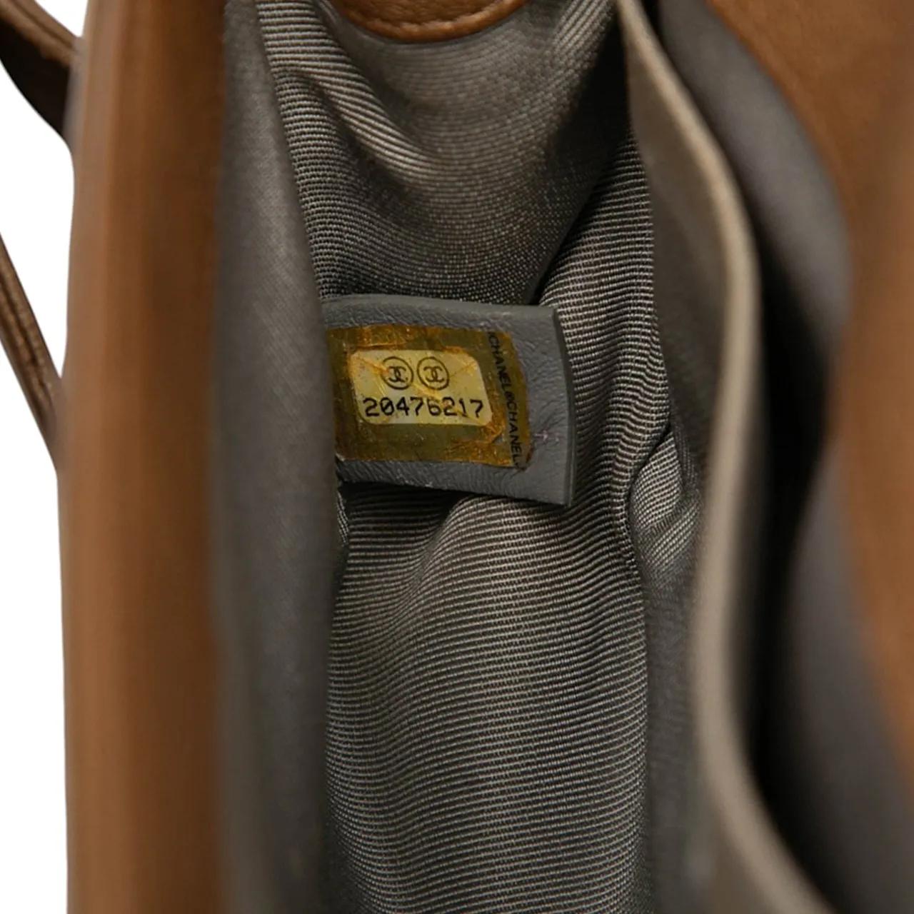 Thumbnail - Chanel Hobo Bags - Small Quilted Metallic Lambskin Interwoven CC Boy - Gr. unisize - in Braun - für Damen