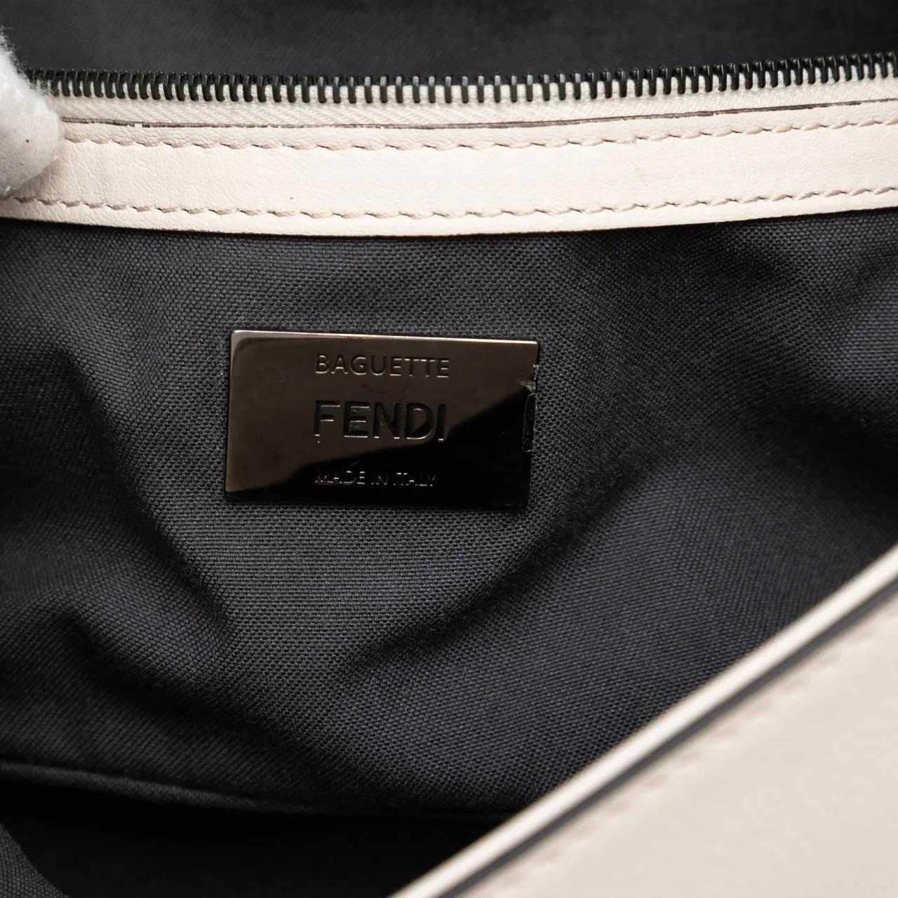 Thumbnail - Fendi Hobo Bags - Whipstitch Leather Baguette Crossbody - Gr. unisize - in Weiß - für Damen