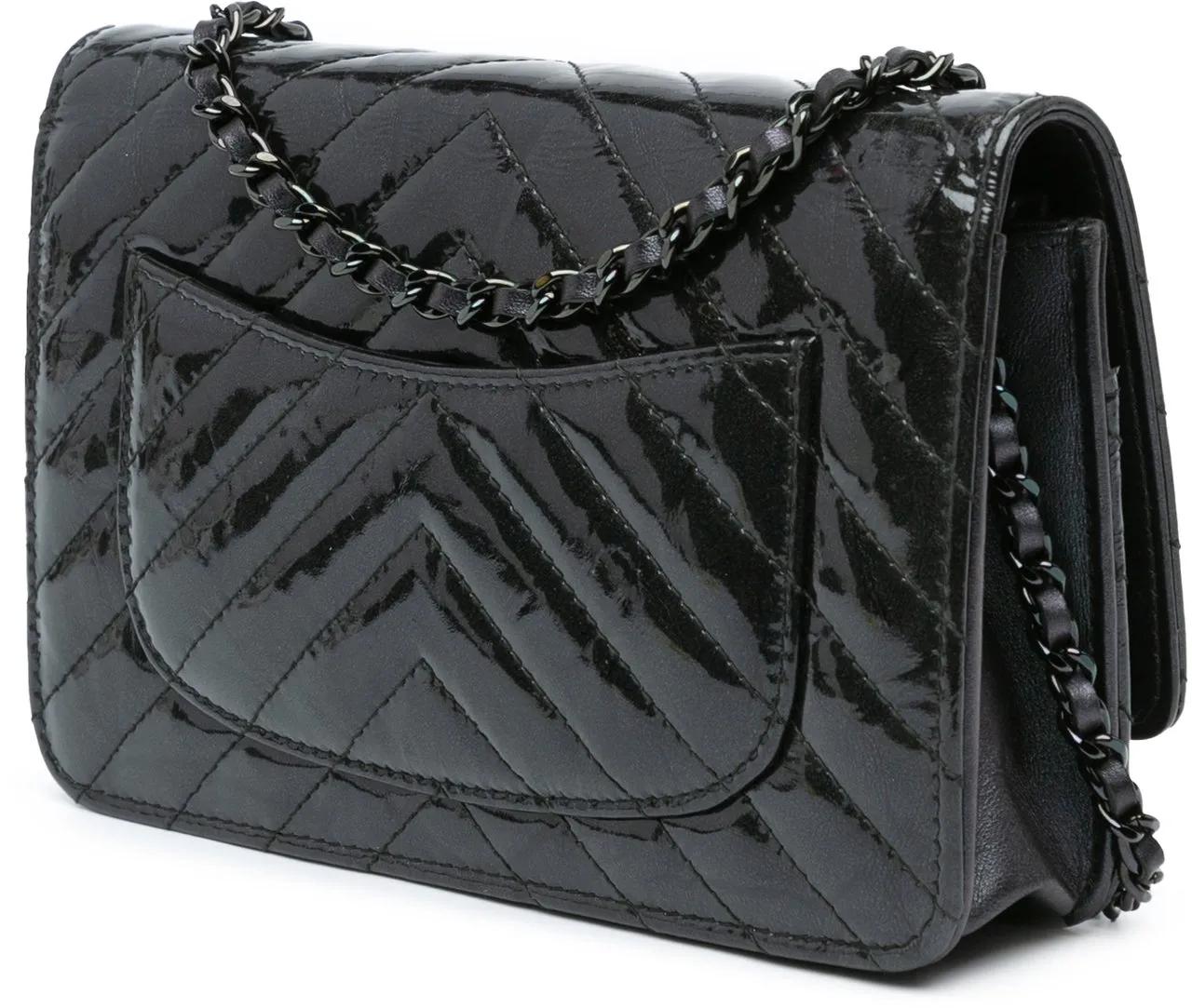 Chanel Hobo bags 2018 CC Chevron Quilted Crumpled Calfskin Wallet O in zwart