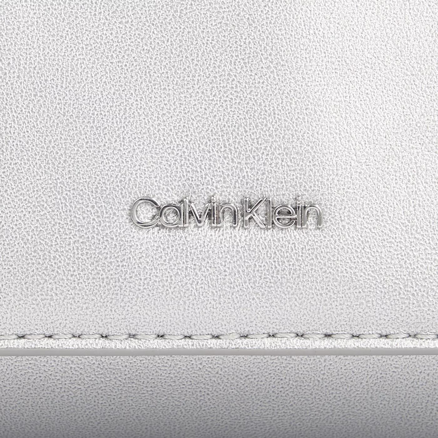 Calvin Klein Crossbody bags Evening Silberfarbene Umhängetasche K in zilver