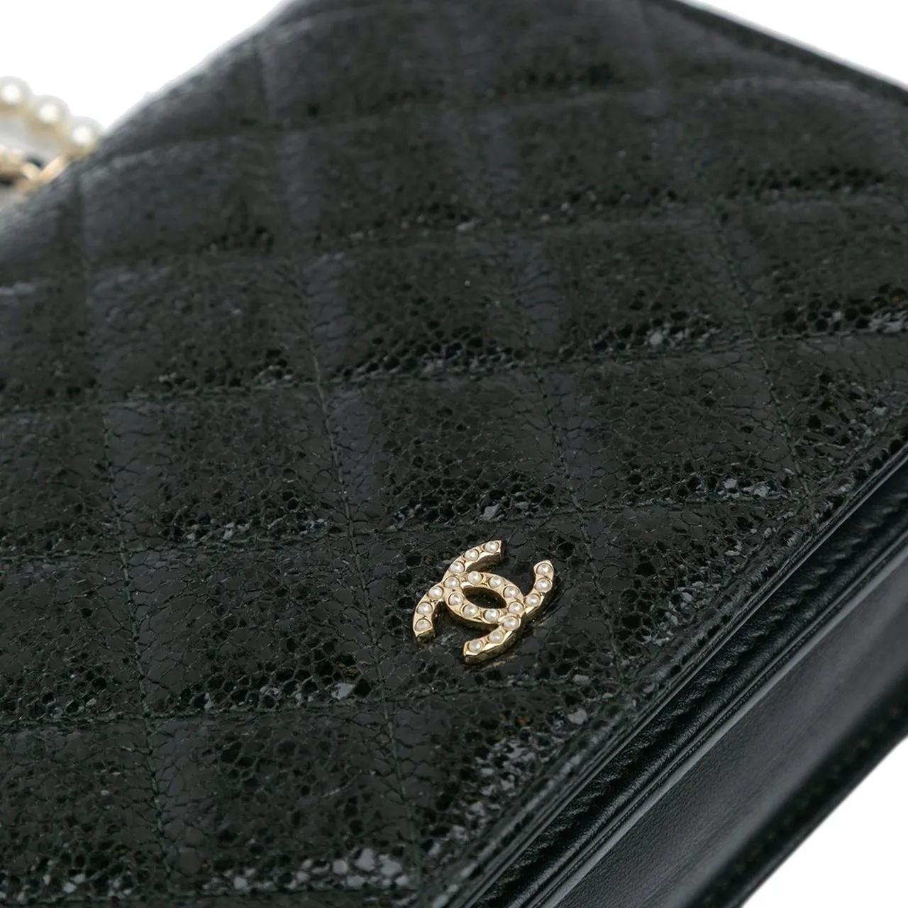 Thumbnail - Chanel Hobo Bags - Quilted Crackled Patent Calfskin Pearl Wallet On C - Gr. unisize - in Schwarz - für Damen
