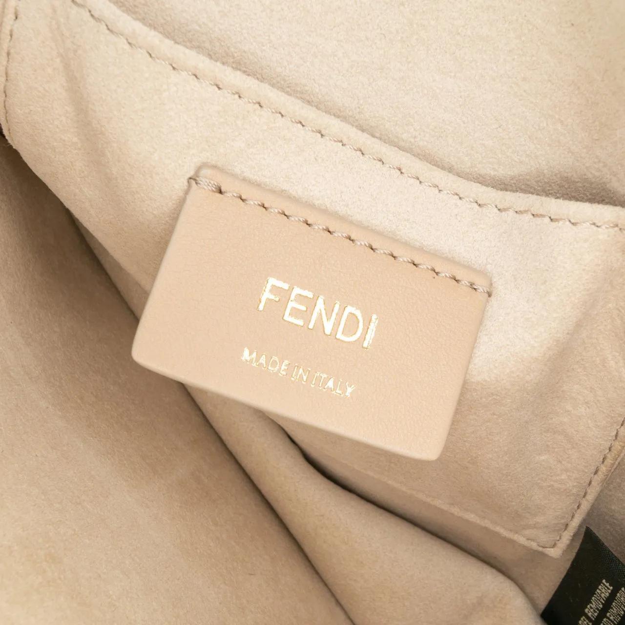 Thumbnail - Fendi Hobo Bags - Small Scalloped Metallic Calfskin Studded Pearl Ka - Gr. unisize - in Silber - für Damen