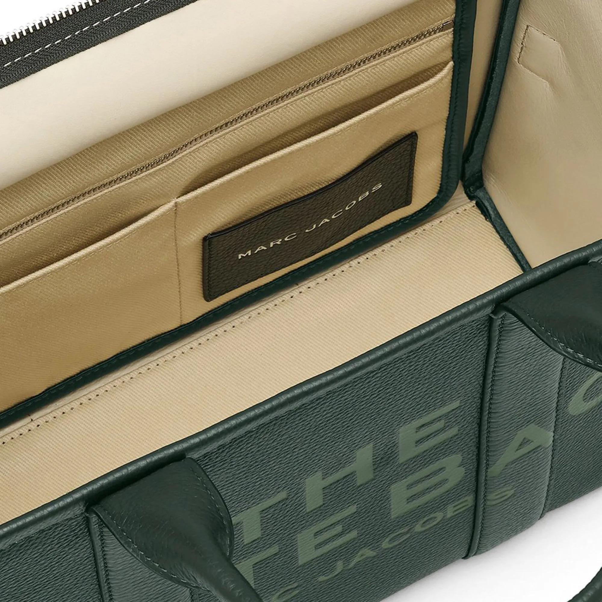 Marc Jacobs Shoppers & Totes The Medium Tote Leather Green in groen