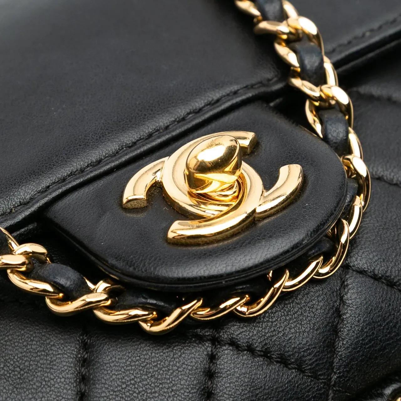 Thumbnail - Chanel Hobo Bags - 2016-2017 Small Quilted Lambskin CC Unchained Flap - Gr. unisize - in Schwarz - für Damen