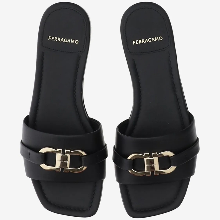 サンダル・ミュール Salvatore Ferragamo Leather Flat Sandals With Logo Salvatore Ferragamo Leather Flat Sandals With Logo Black