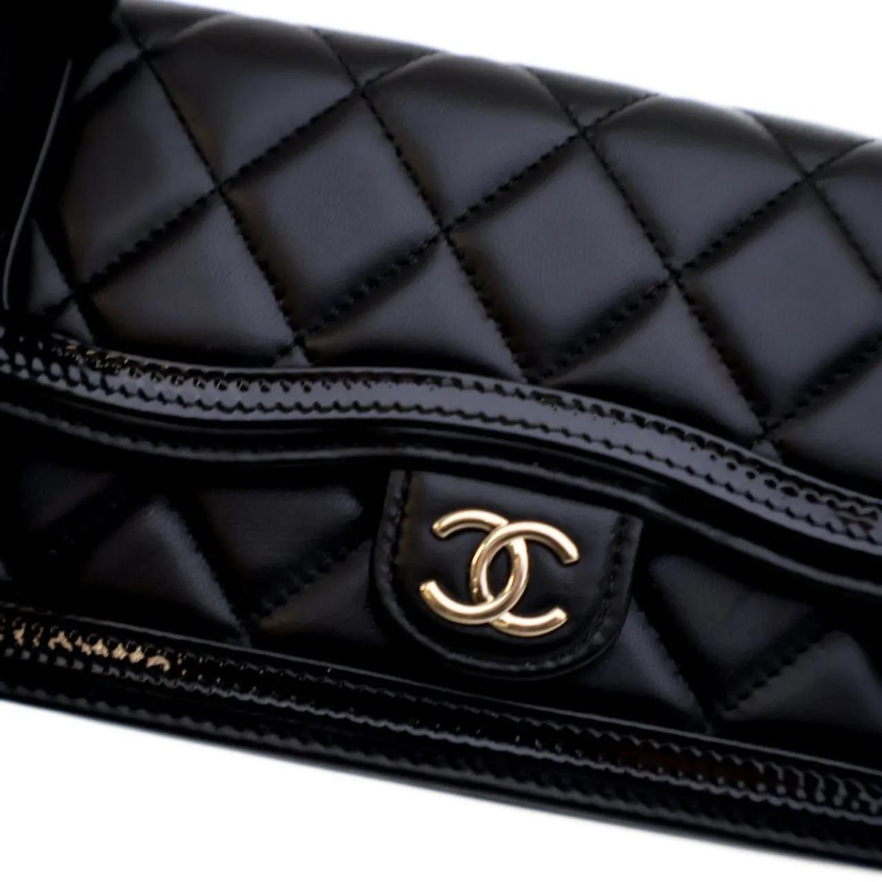 Thumbnail - Chanel Hobo Bags - Quilted Lambskin and Patent Flap Phone Holder - Gr. unisize - in Schwarz - für Damen