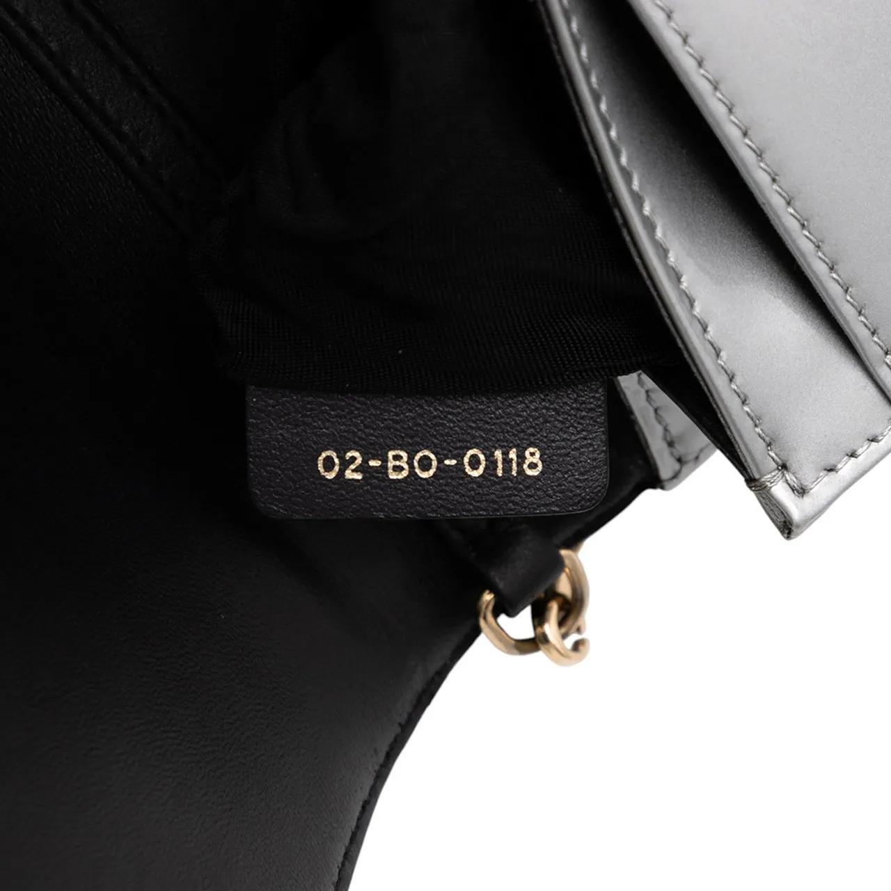 Thumbnail - Christian Dior Hobo Bags - Metallic Patent Microcannage Diorama Wallet on Cha - Gr. unisize - in Silber - für Damen