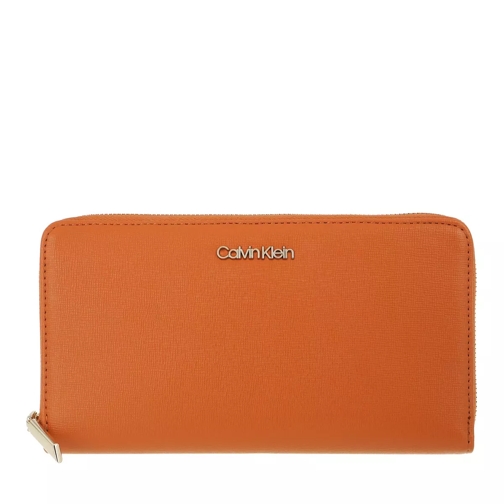 Calvin Klein Wallet Xl Saffiano Cognac Portemonnaie mit Zip-Around-Reißverschluss