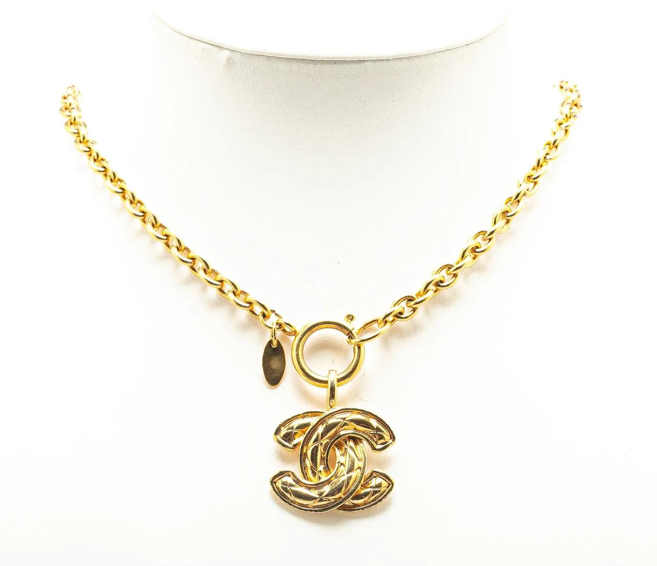 Thumbnail - Chanel Halskette - Gold Plated CC Quilted Pendant Necklace - Gr. unisize - in Gold - für Damen