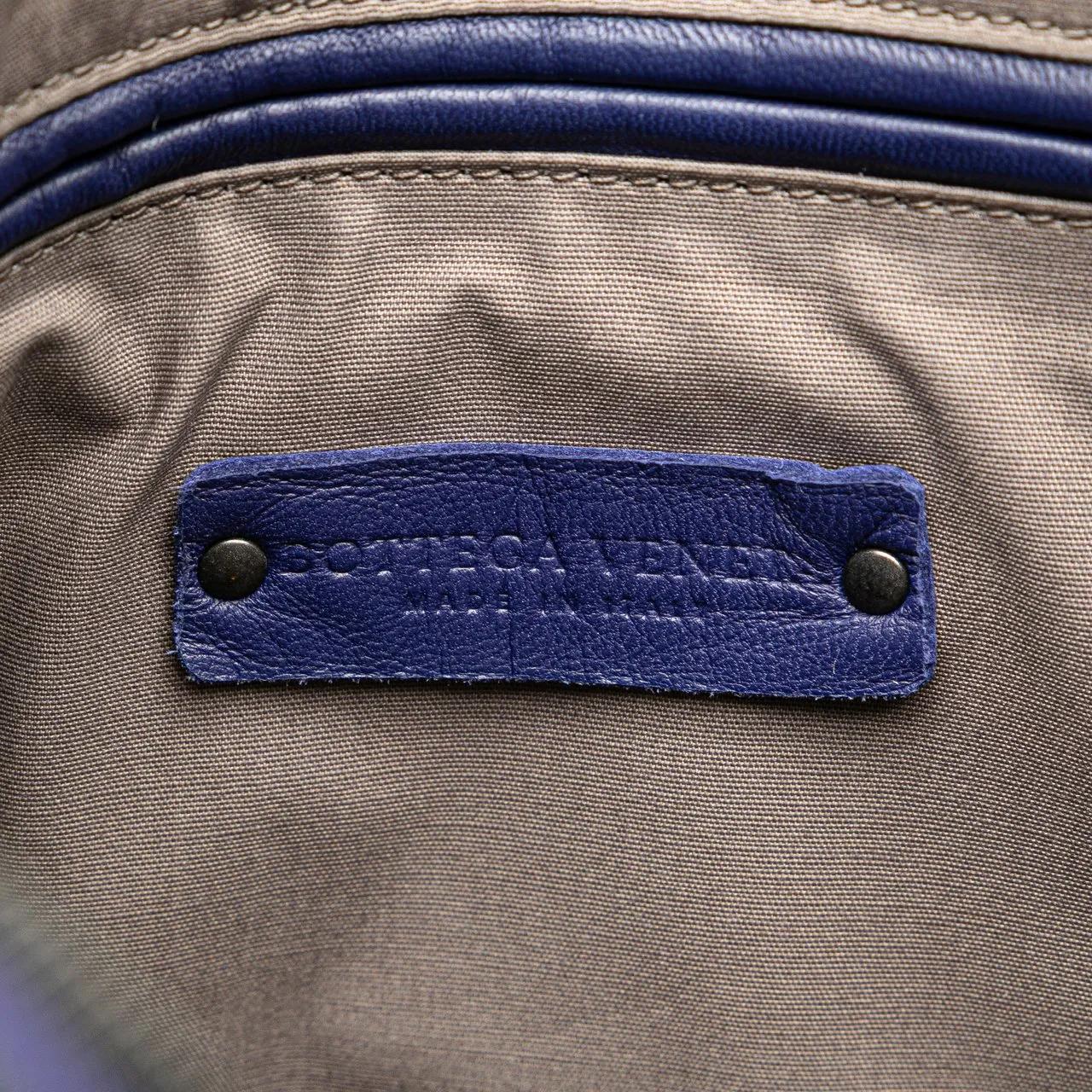 Thumbnail - Bottega Veneta Hobo Bags - Intrecciato Trimmed Leather Crossbody - Gr. unisize - in Schwarz - für Damen