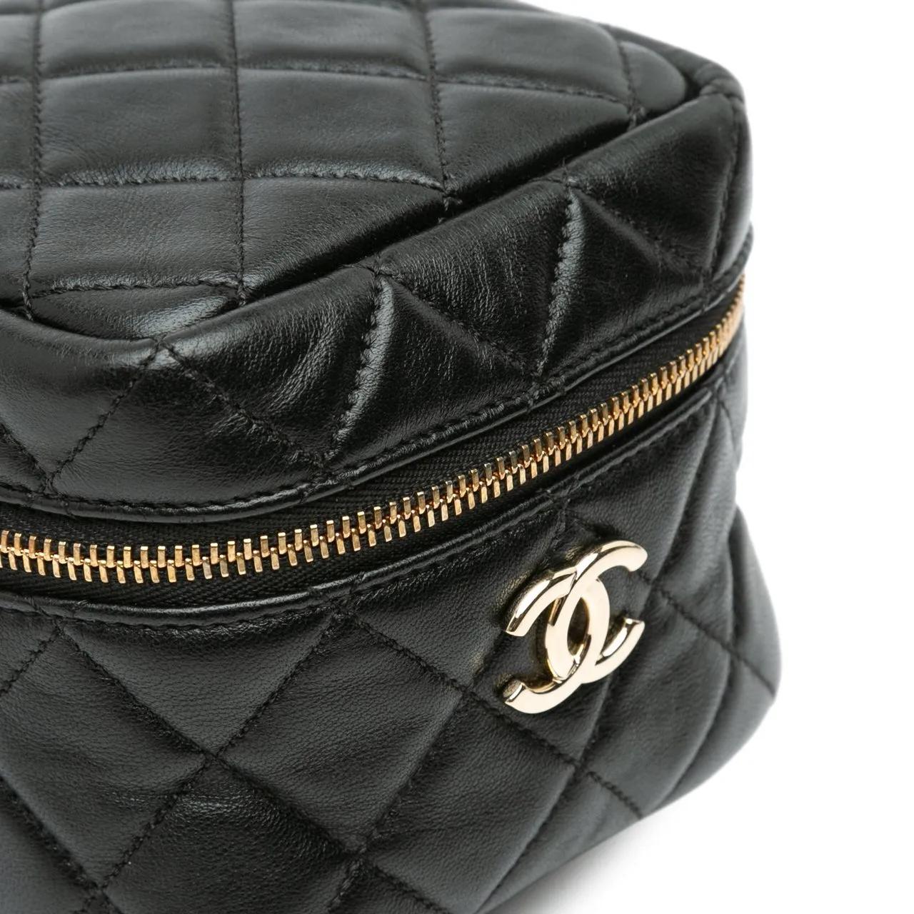 Thumbnail - Chanel Kosmetiktaschen - 2021 Quilted Lambskin Cube Chain Wristlet Case - Gr. unisize - in Schwarz - für Damen