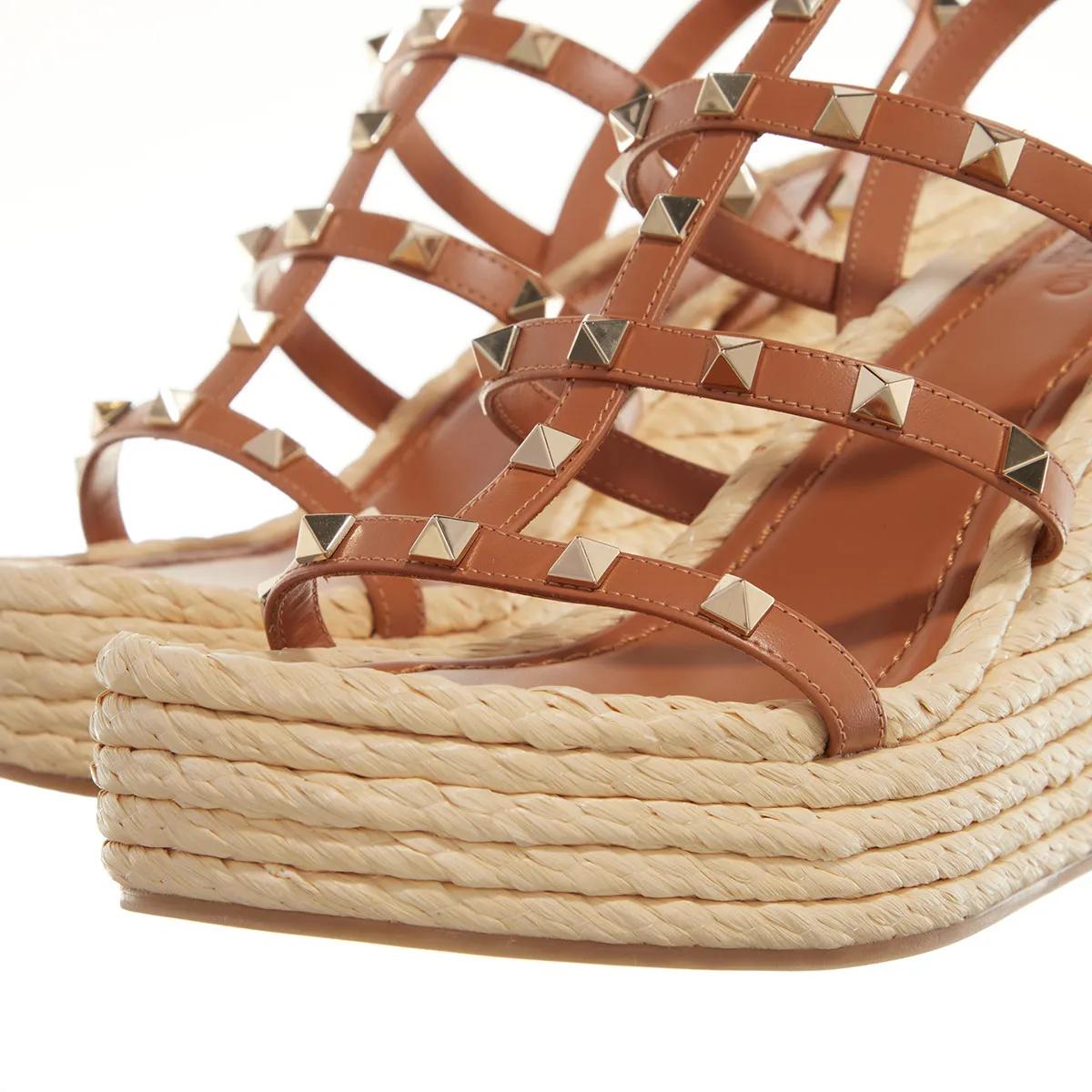 Valentino Garavani Espadrilles Rockstud Wedge Espadrilles in bruin