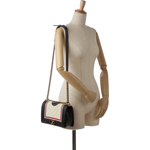 Chanel Sac à bandoulière 2015-2016 Crest-Embellished Medium Boy Bag weiß (Image 23)