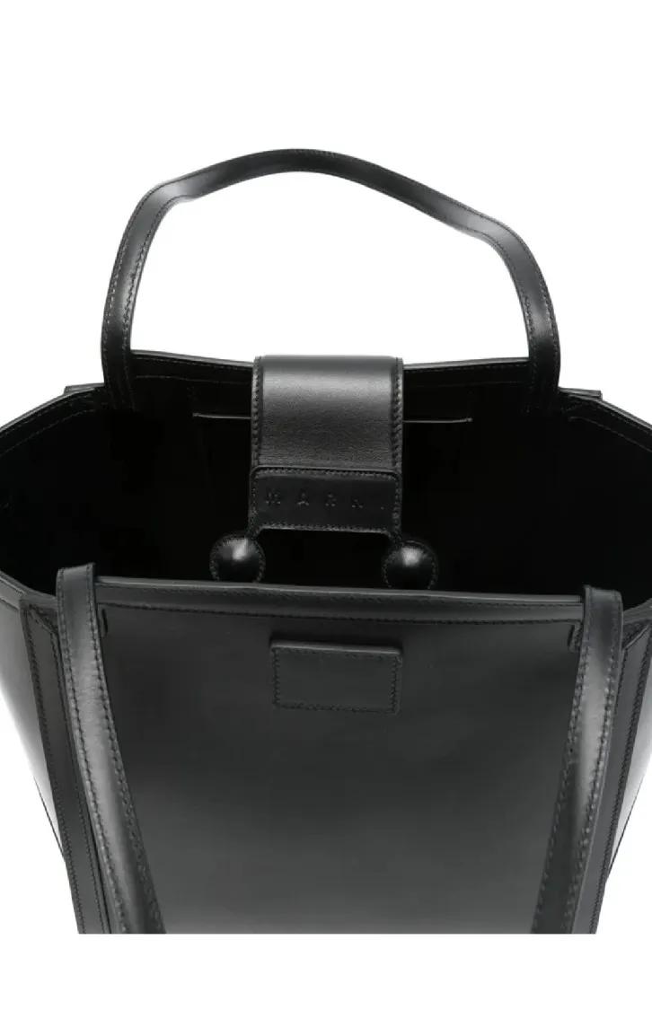 Marni Shoppers & Totes Structured Black Calf Leather Handbag in zwart