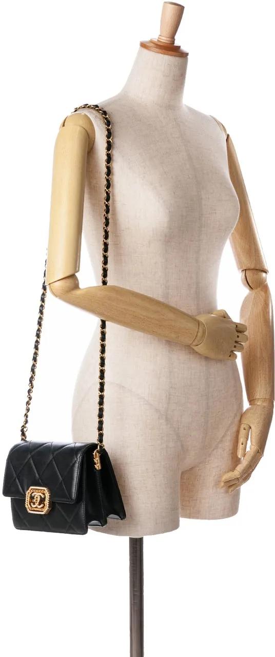 Thumbnail - Chanel Hobo Bags - 2021-2024 Quilted Lambskin Octagonal Buckle Crossb - Gr. unisize - in Schwarz - für Damen