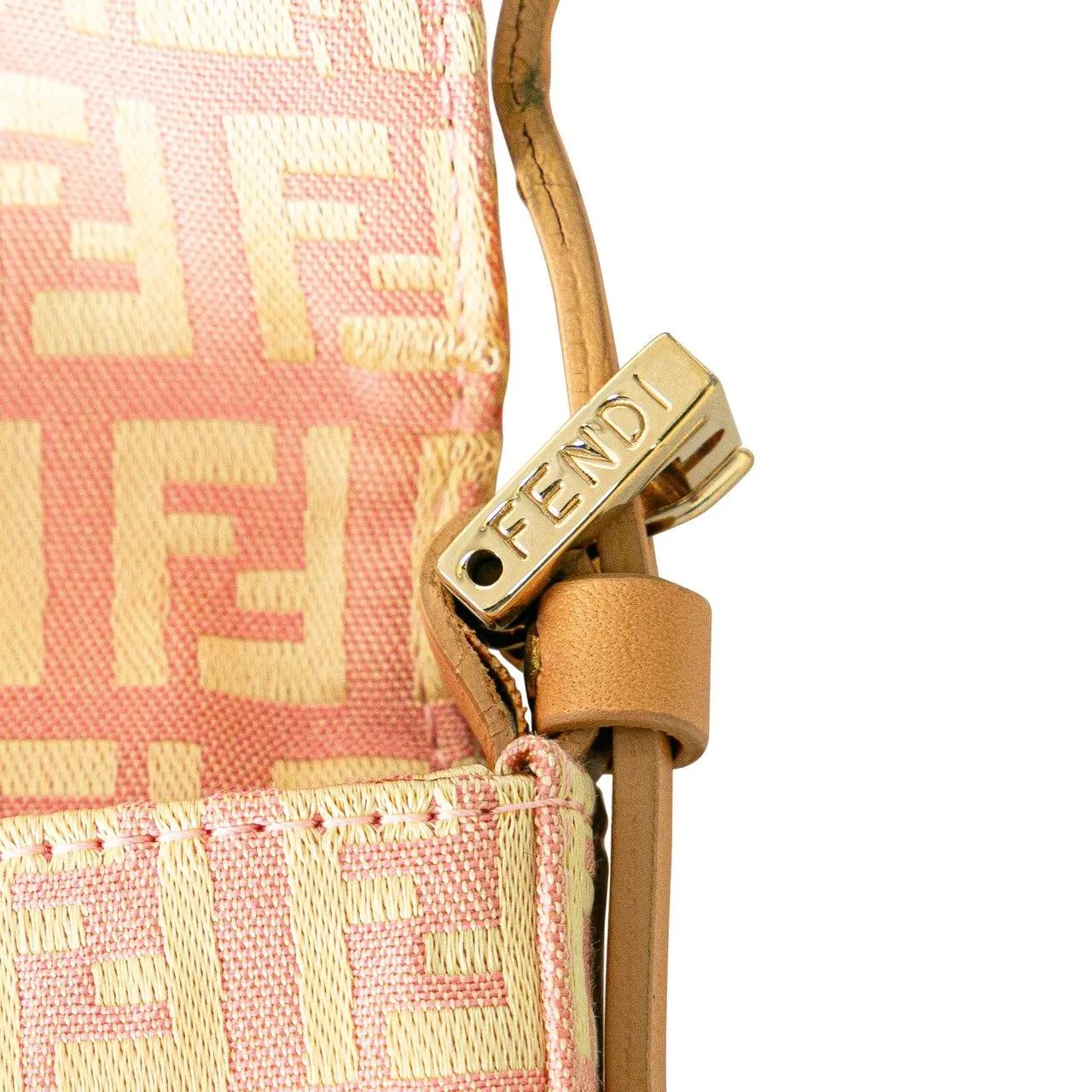 Fendi Hobo bags 2000-2010 Mini Zucchino Canvas Baguette in poeder roze
