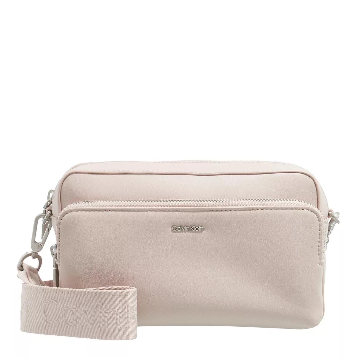 Calvin Klein Crossbody Bags - Ck Must Camera Bag W/Pckt Large - Gr. unisize - in Taupe - für Damen