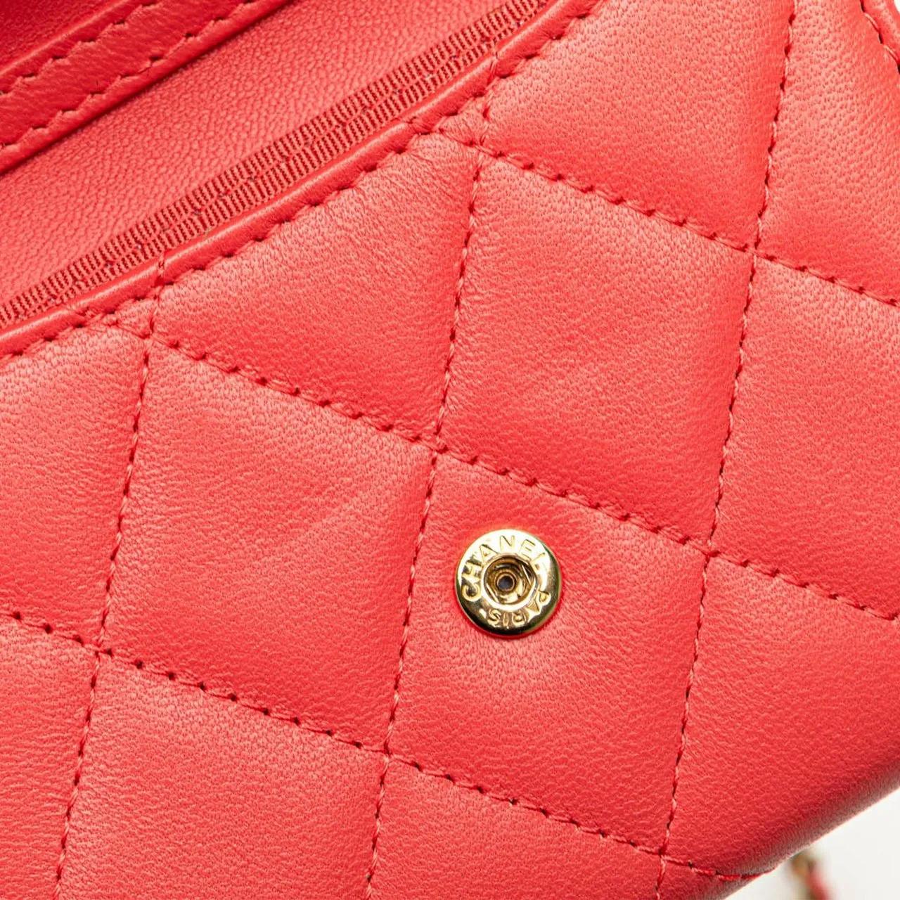 Thumbnail - Chanel Hobo Bags - Quilted Lambskin Flap Card Holder on Chain - Gr. unisize - in Rot - für Damen