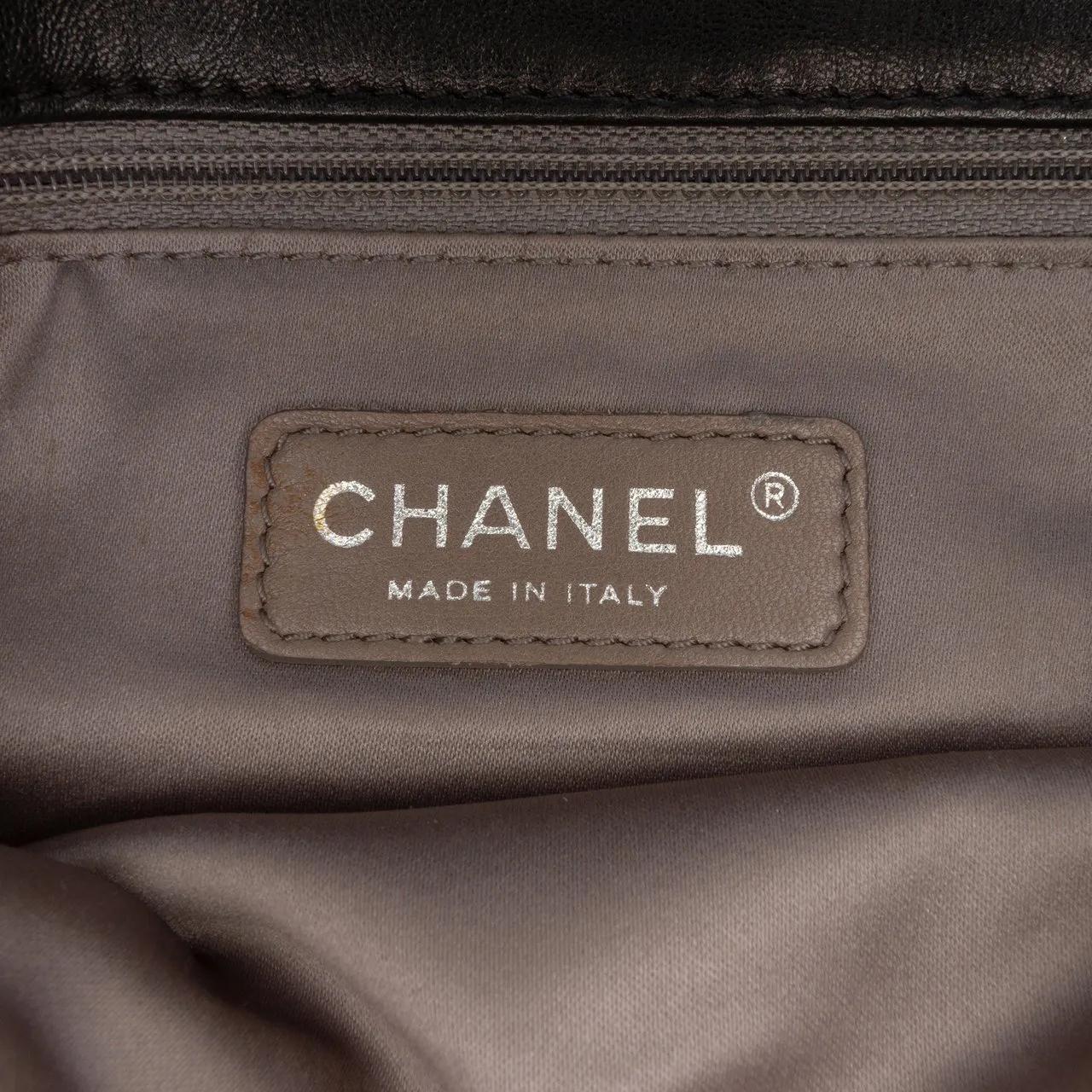 Thumbnail - Chanel Hobo Bags - Quilted Metallic Distressed Lambskin CC Crystal Fl - Gr. unisize - in Schwarz - für Damen