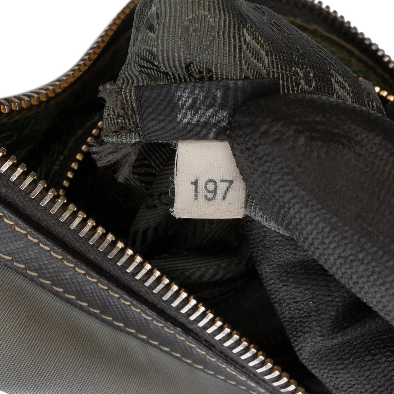 Thumbnail - Prada Hobo Bags - Saffiano Trimmed Tessuto Crossbody - Gr. unisize - in Grau - für Damen