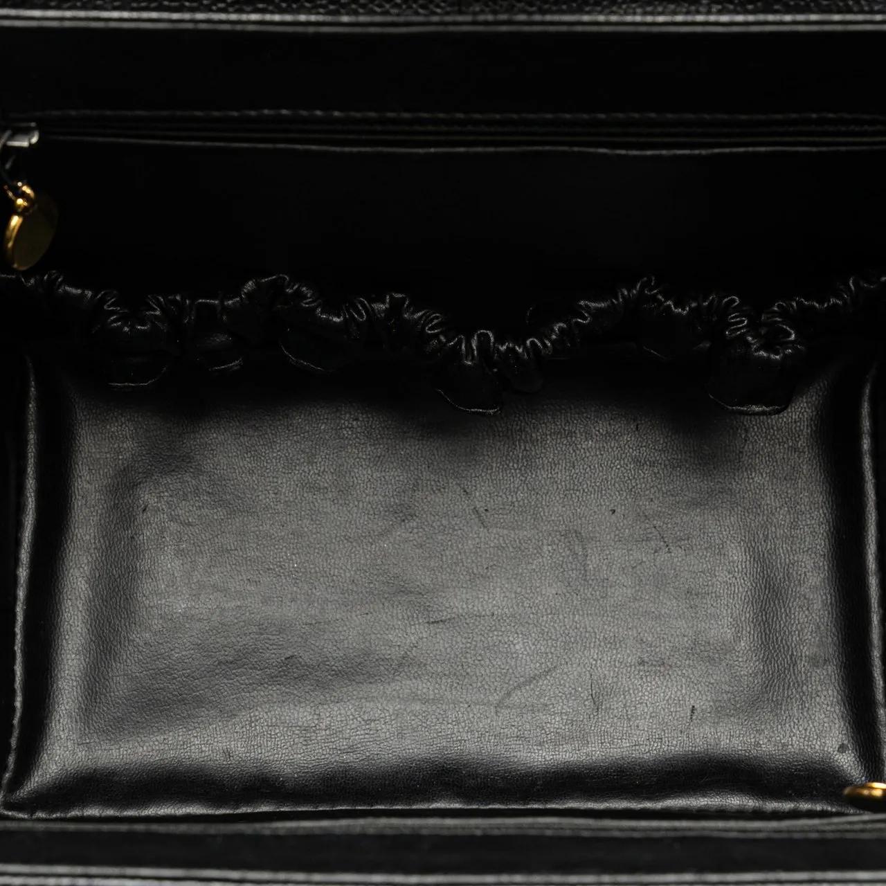 Chanel Hobo bags 1991-1994 CC Caviar Vanity Case in zwart