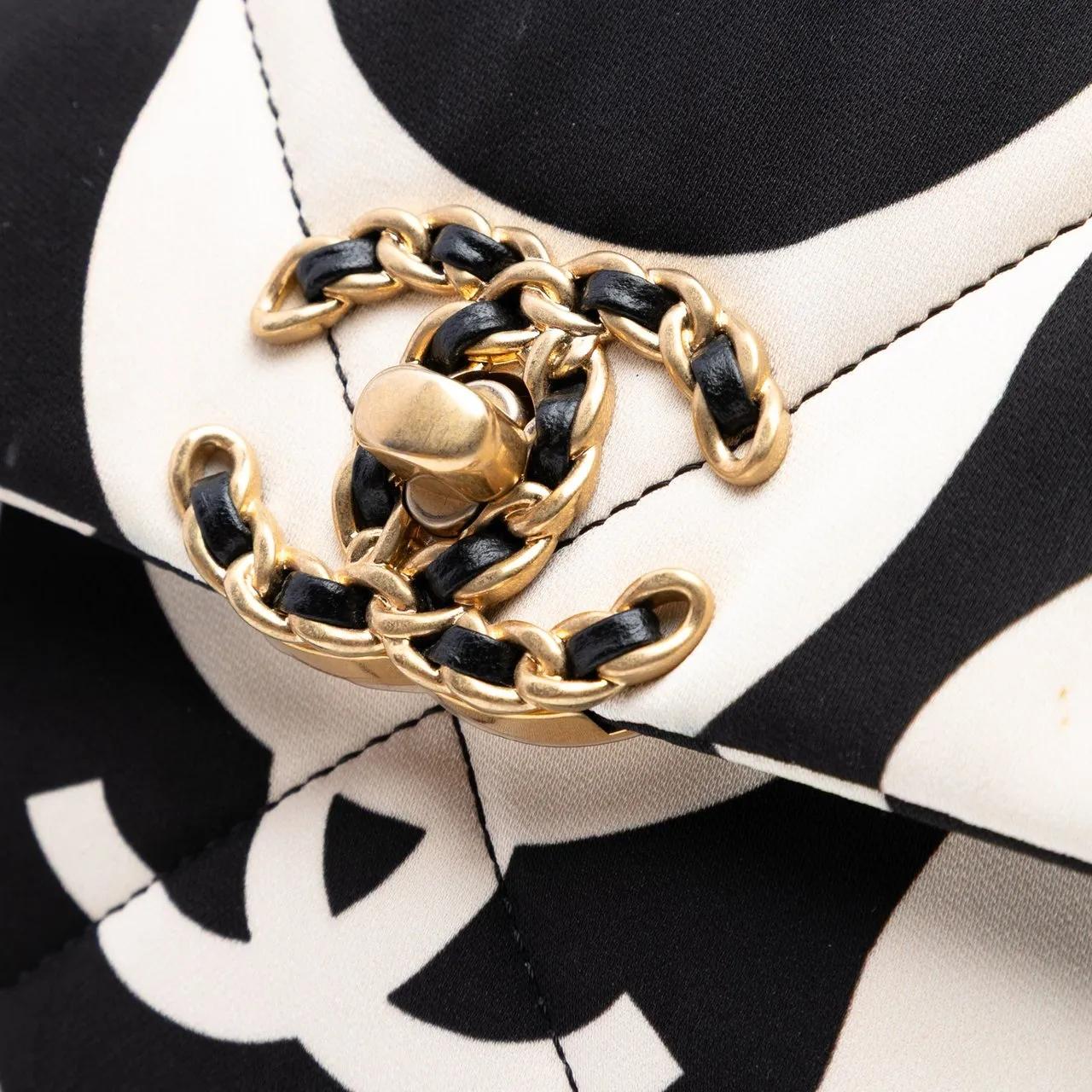 Thumbnail - Chanel Hobo Bags - Large Printed Silk 19 Flap - Gr. unisize - in Weiß - für Damen