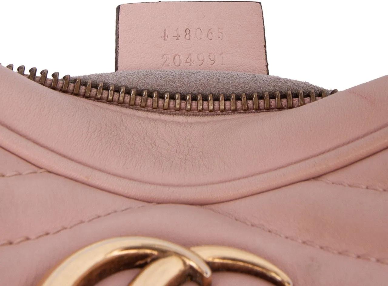 Thumbnail - Gucci Hobo Bags - Mini GG Marmont Matelasse Leather Crossbody - Gr. unisize - in Gold - für Damen