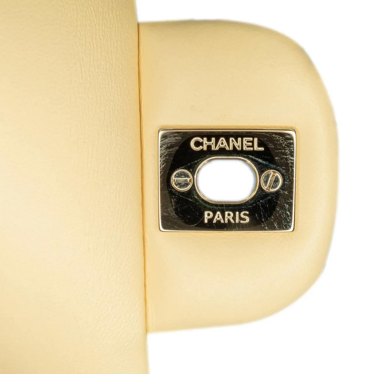 Chanel Shoppers Medium Classic Fringed Tweed Double Flap in geel