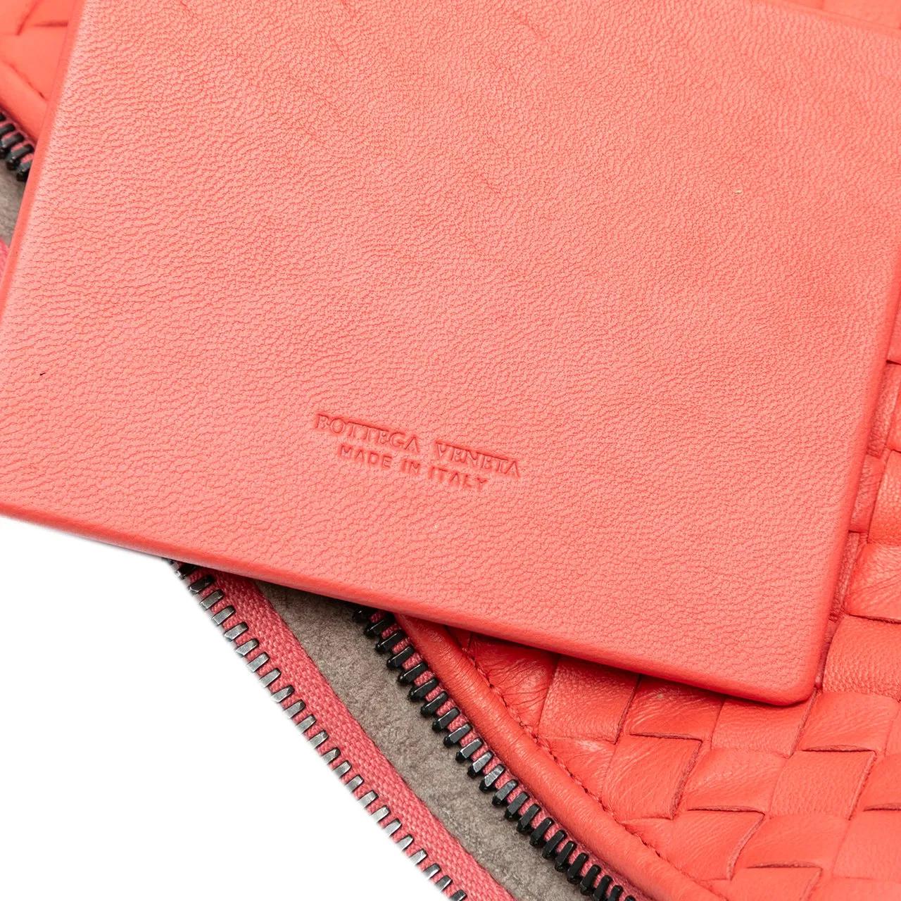 Thumbnail - Bottega Veneta Shopper - Nappa Intrecciato Zip Tote - Gr. unisize - in Rot - für Damen