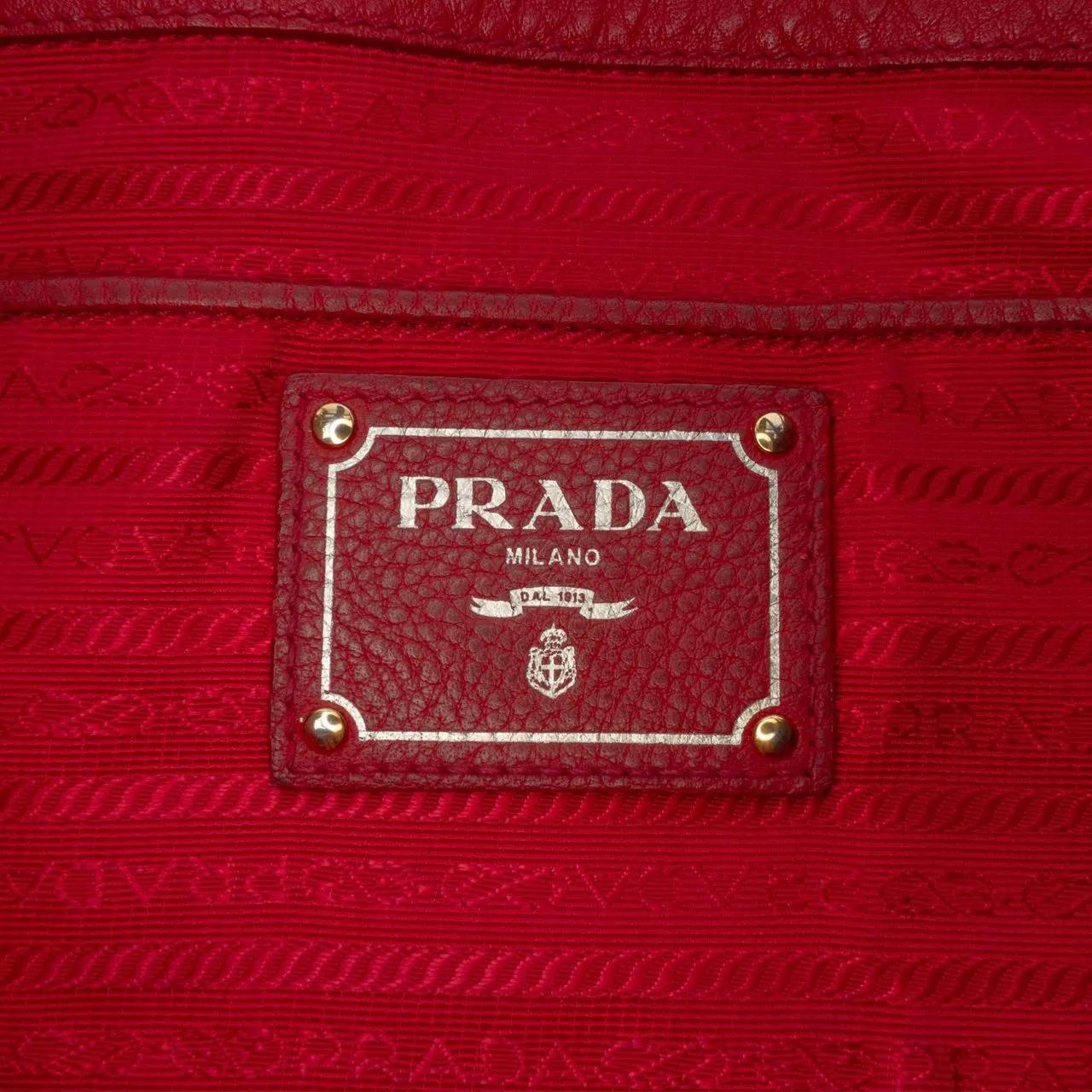 Thumbnail - Prada Hobo Bags - Vitello Daino Side Zip Shopper Tote - Gr. unisize - in Rot - für Damen