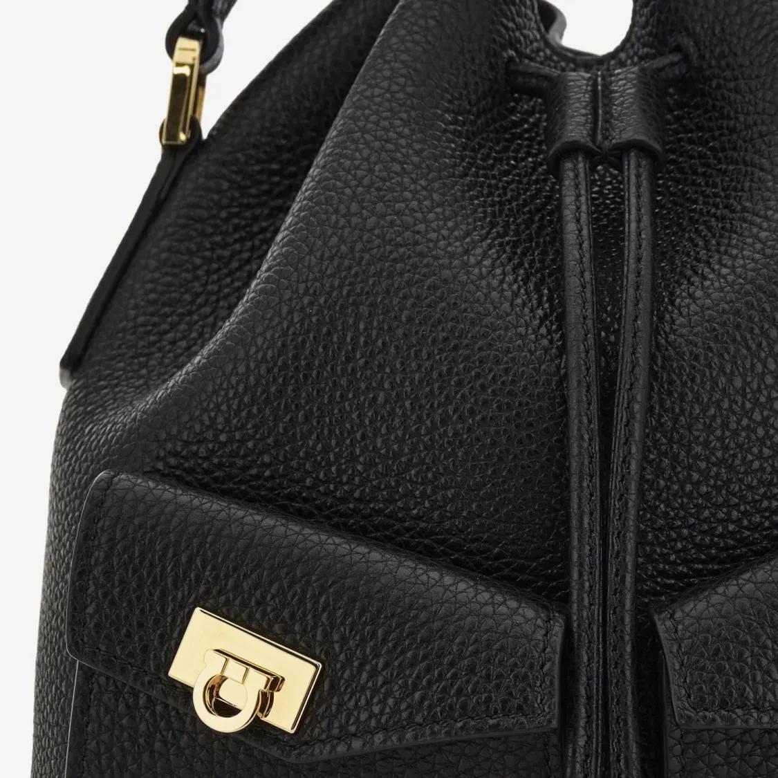 Thumbnail - Salvatore Ferragamo Beuteltaschen - Grained Leather Bucket Bag - Gr. unisize - in Schwarz - für Damen
