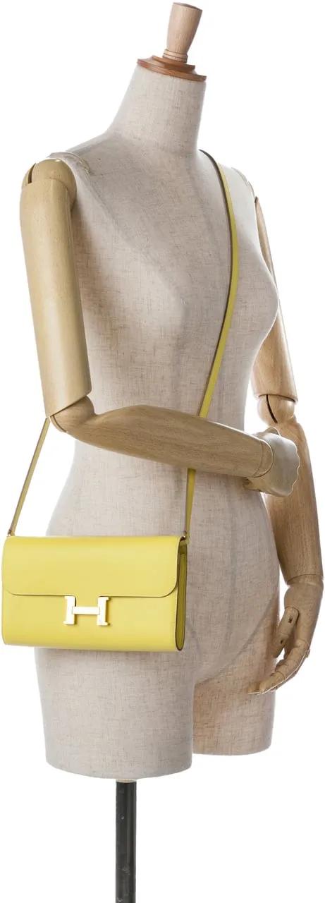 Hermès Hobo bags 2022 Evercolor Constance Wallet To Go in geel
