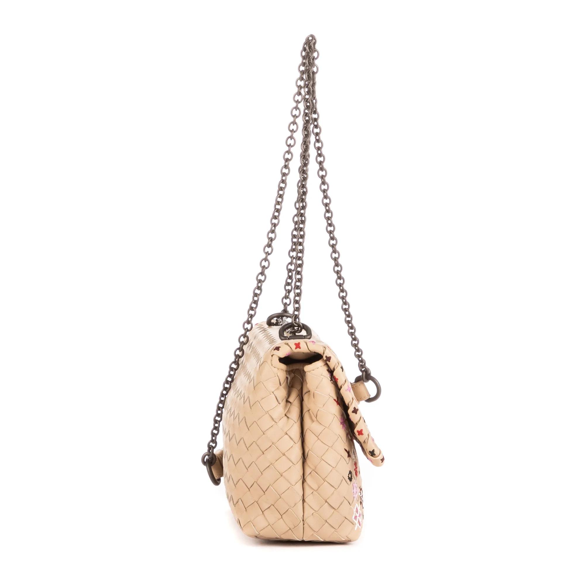 Thumbnail - Bottega Veneta Crossbody Bags - Snowflakes Flowers Embroidered Chain Flap Crossbod - Gr. unisize - in Beige - für Damen