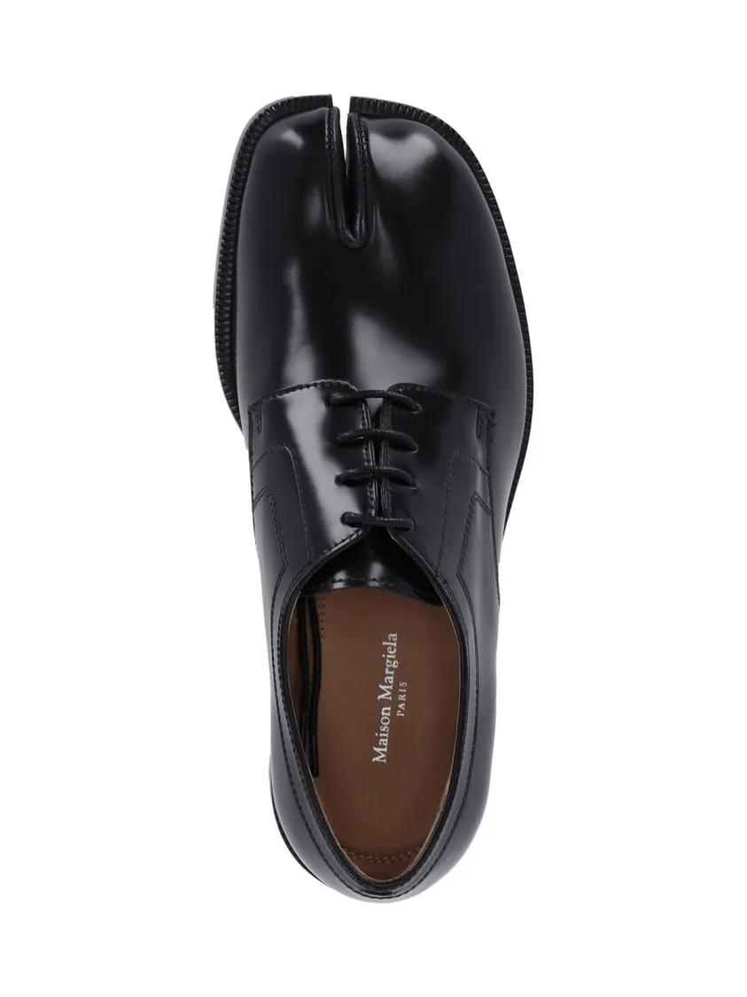 Thumbnail - Maison Margiela Low-Top Sneaker - Refined Black Leather Derby Shoes With Tabi Detail - Gr. 36 (EU) - in Schwarz - für Da...