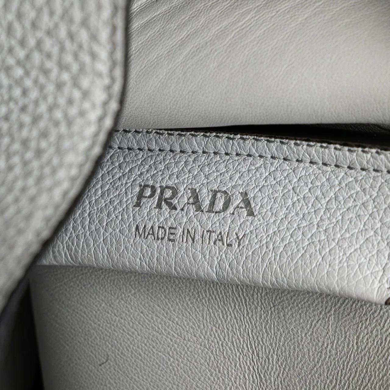 Thumbnail - Prada Hobo Bags - Vitello Daino Dynamique Hobo - Gr. unisize - in Weiß - für Damen