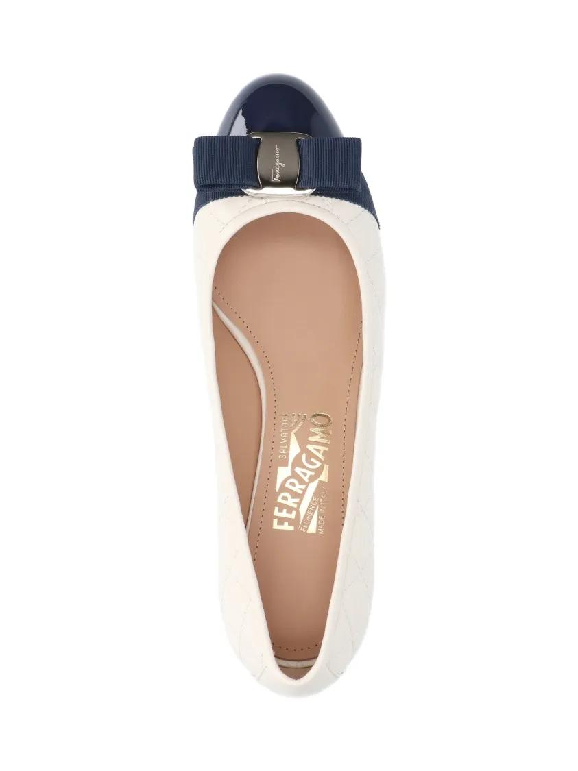 Thumbnail - Salvatore Ferragamo Hohe Schuhe - Quilted Vara Pumps – White - Gr. 5_5 - in Weiß - für Damen