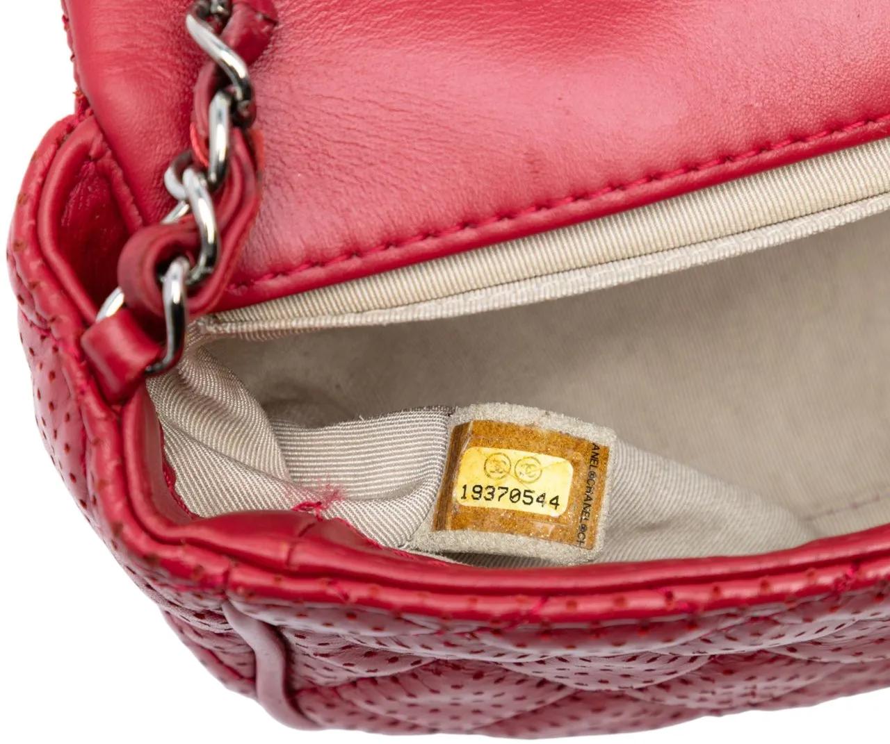 Thumbnail - Chanel Hobo Bags - Mini Perforated Lambskin Punch Flap - Gr. unisize - in Rot - für Damen