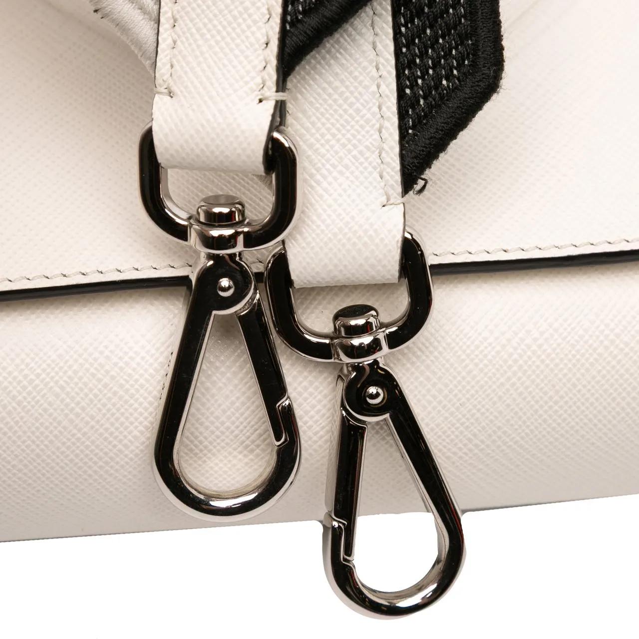 Thumbnail - Prada Hobo Bags - Saffiano Triangle Embossed Logo Flap Crossbody - Gr. unisize - in Weiß - für Damen